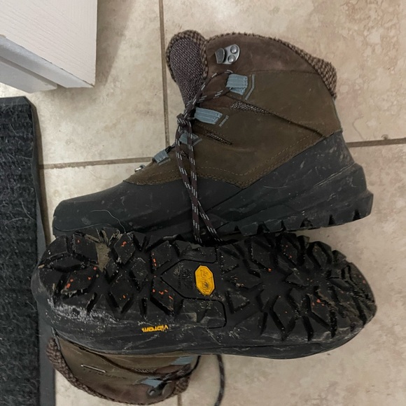 Size 8.5 women’s Merrell winter boots - Picture 3 of 3